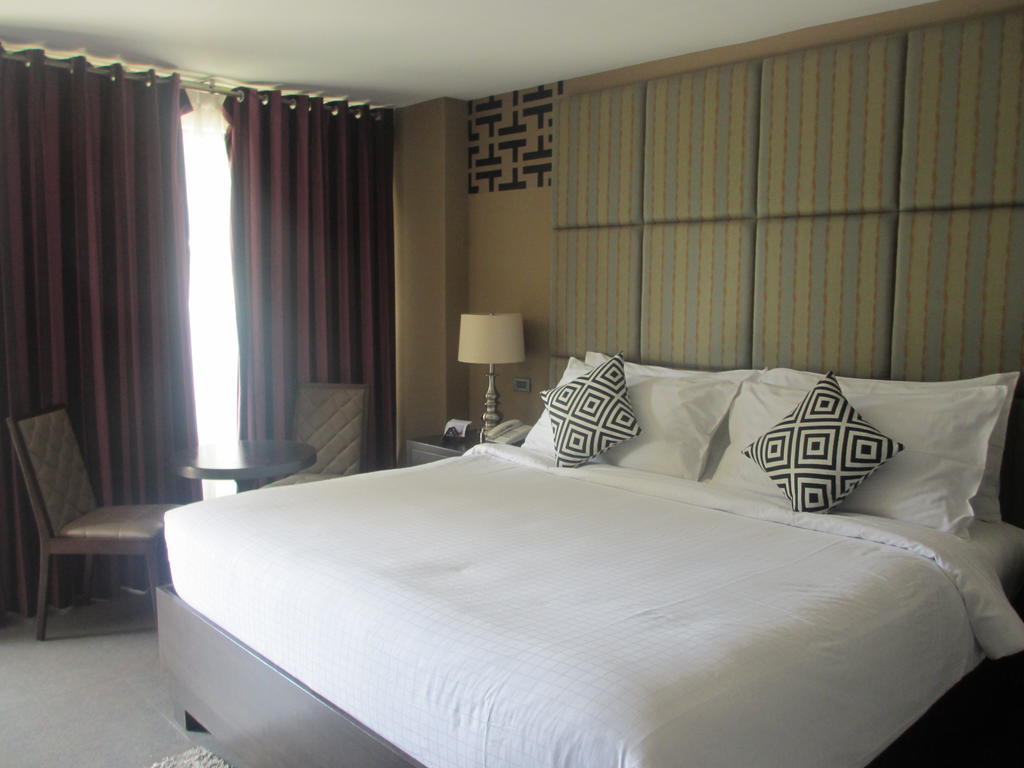 The Theodore Hotel Тагайтай Экстерьер фото