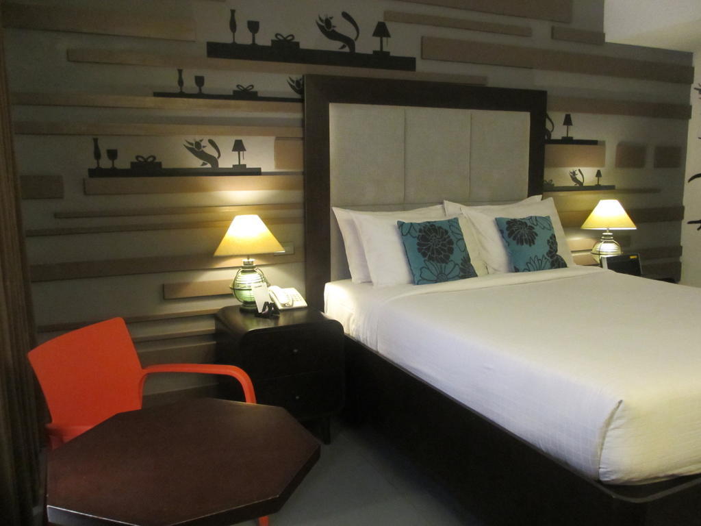 The Theodore Hotel Тагайтай Экстерьер фото