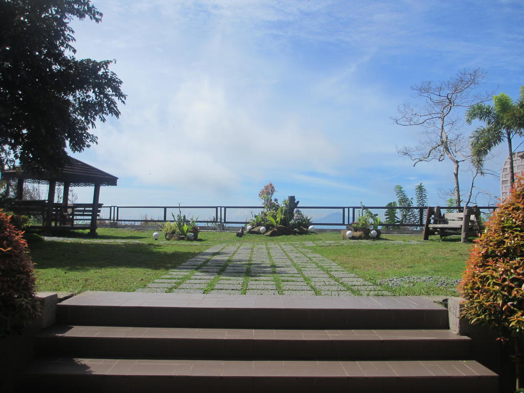 The Theodore Hotel Тагайтай Экстерьер фото