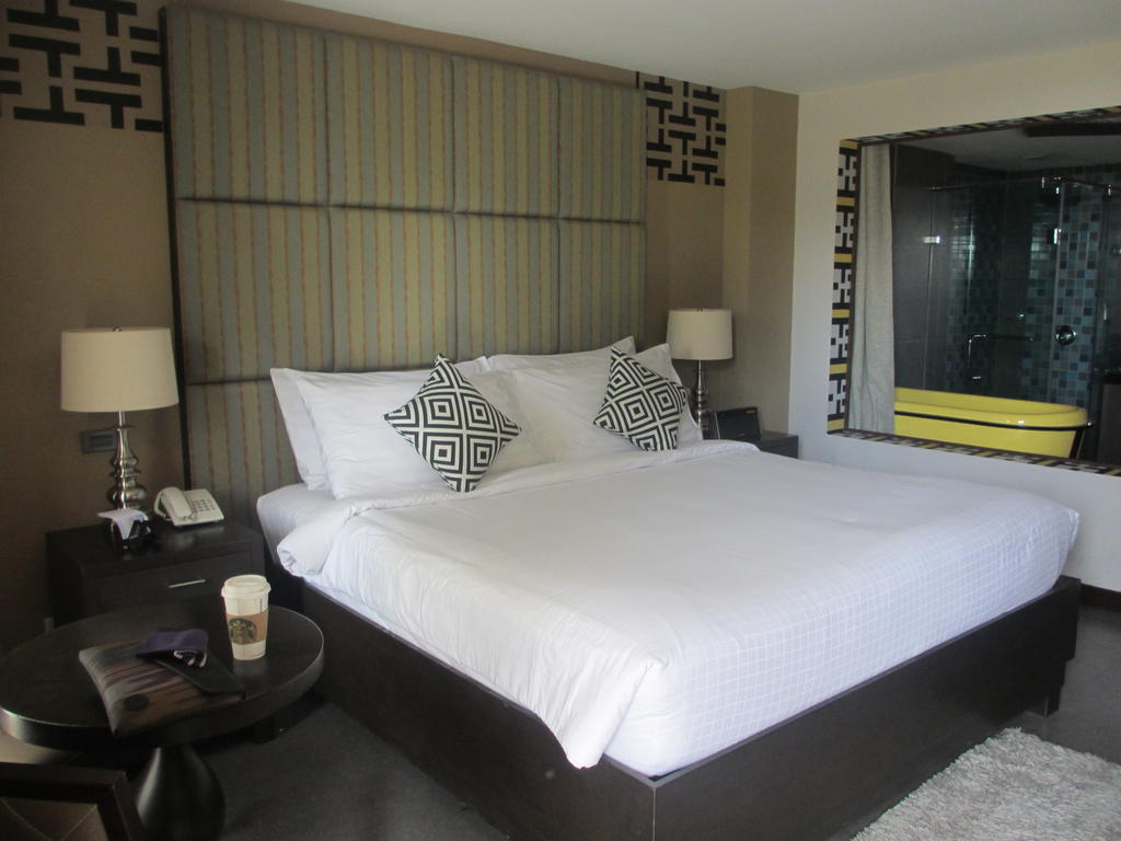 The Theodore Hotel Тагайтай Экстерьер фото
