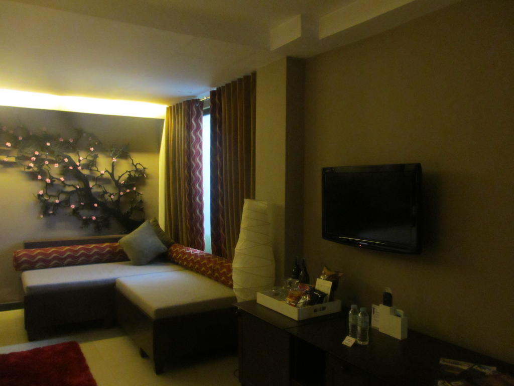 The Theodore Hotel Тагайтай Экстерьер фото