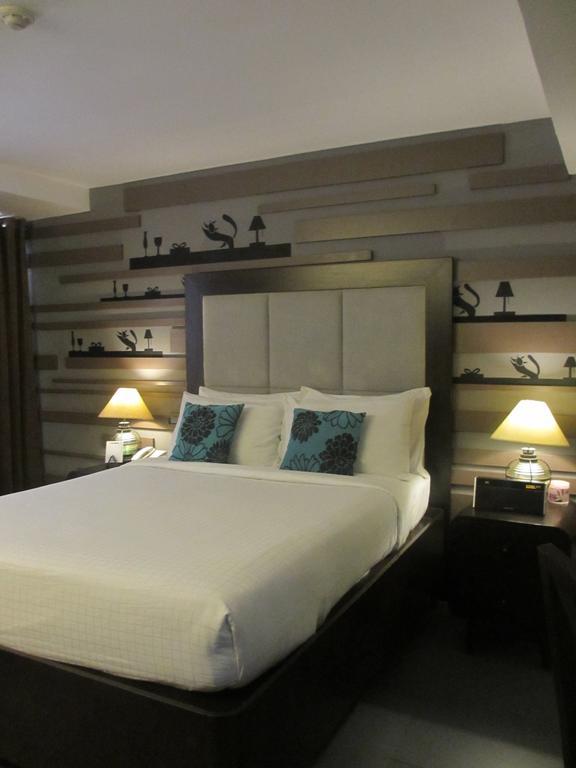The Theodore Hotel Тагайтай Экстерьер фото