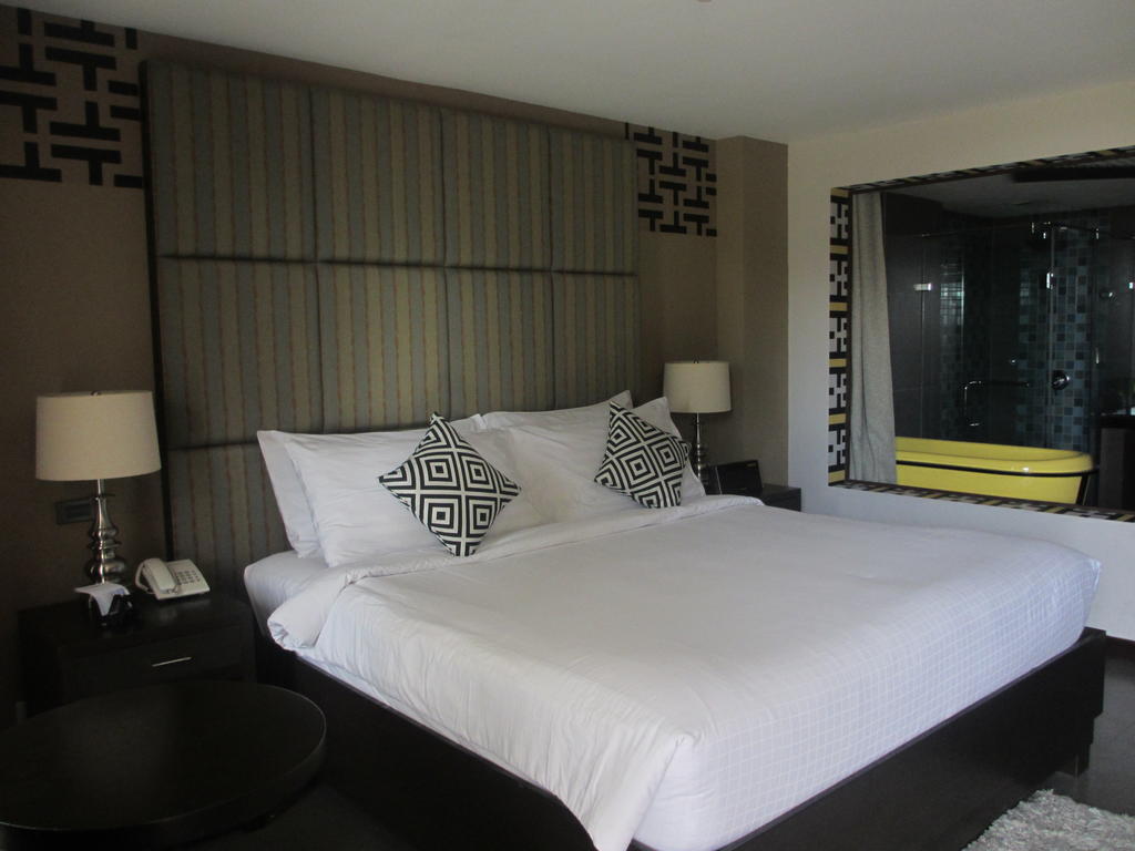 The Theodore Hotel Тагайтай Экстерьер фото