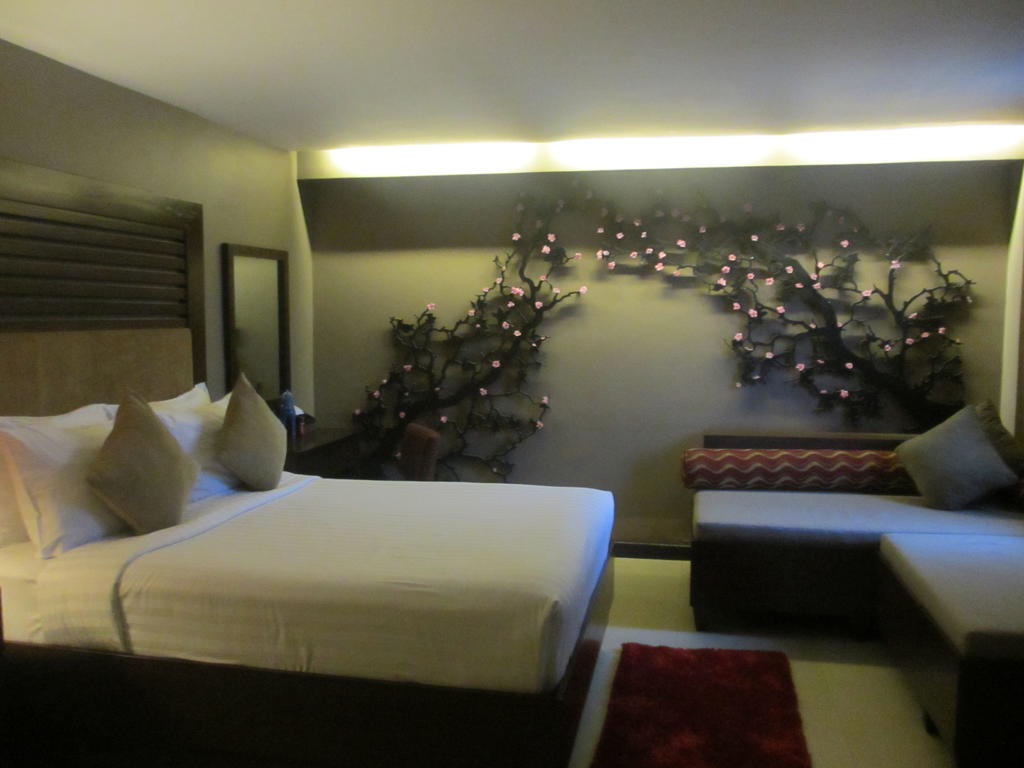 The Theodore Hotel Тагайтай Экстерьер фото